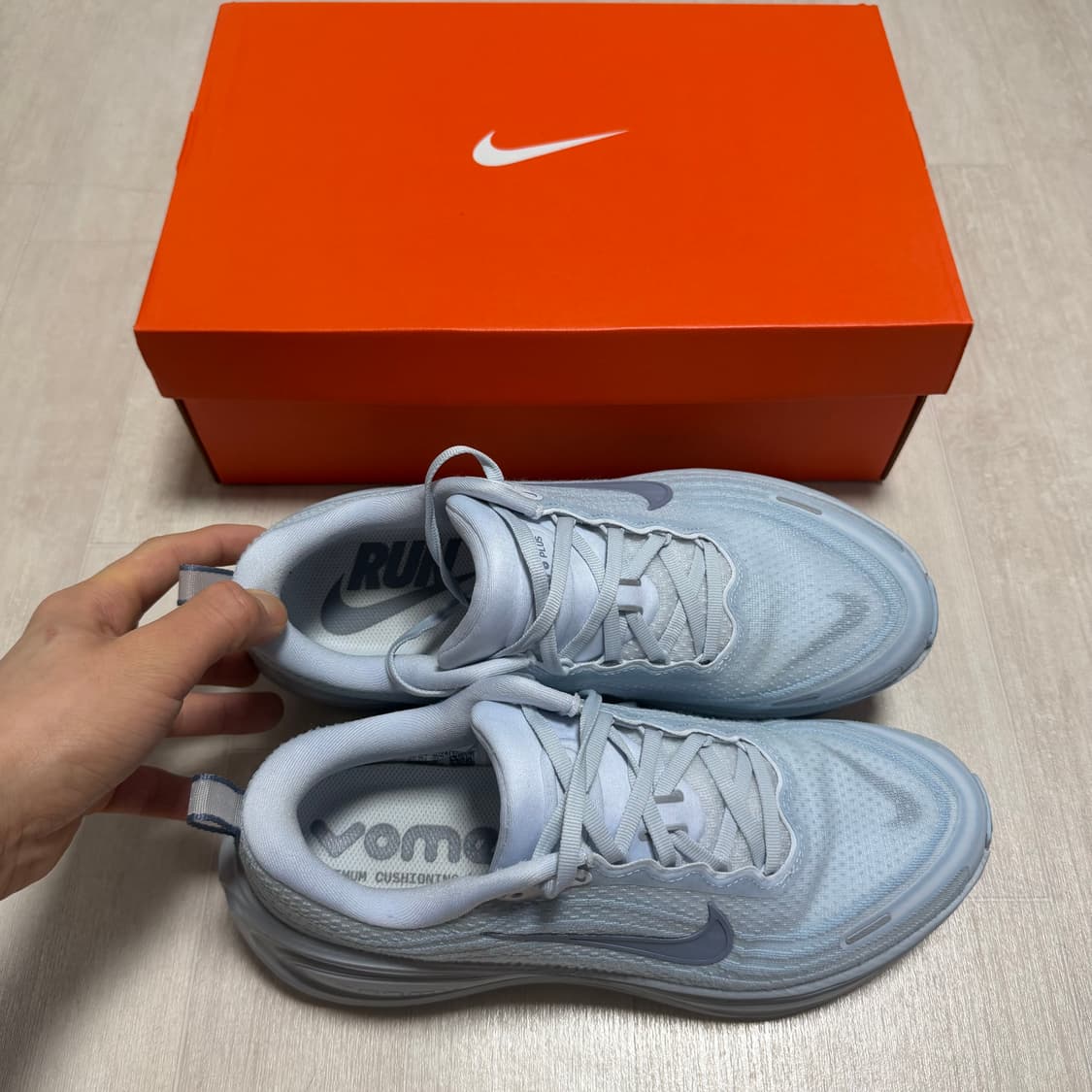 (270) 나이키 보메로 플러스 풋볼그레이 런닝화 상품이미지4