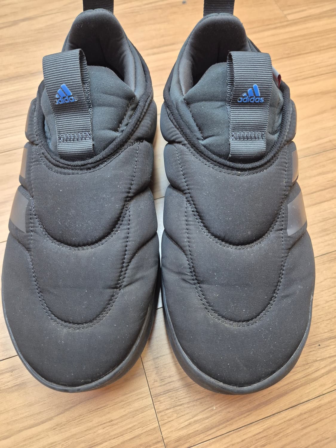 아디다스 패딩 슬립온 255사이즈 블랙 색상입니다. 푹신하고 가벼워서 실 상품이미지1