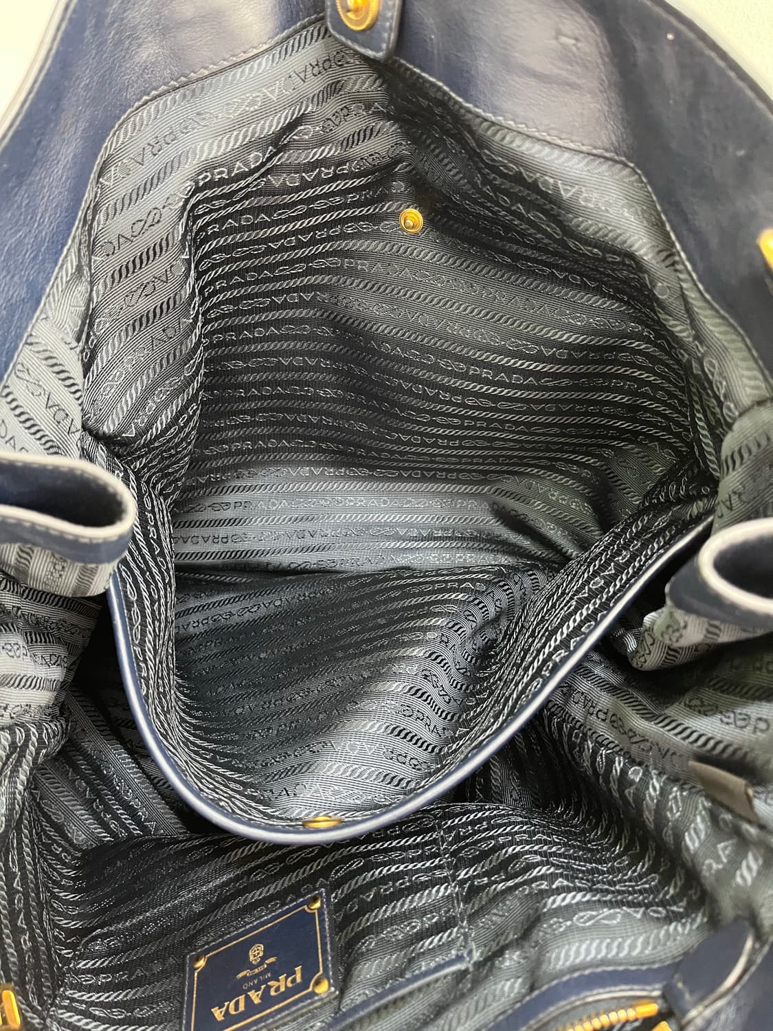 프라다 네이비 금장 로고 가죽 토트백 상품이미지7