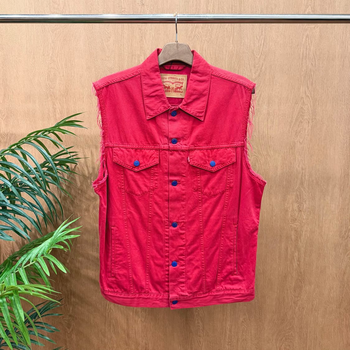 리바이스 데님 베스트 컷오프 슬리브 웨스턴 로켓 레드 탭 디테일 레드 상품이미지1