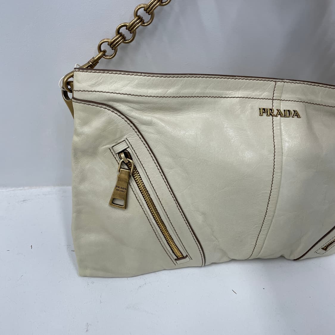 프라다 아이보리 비텔로 레더 시즌 이스트웨스트 체인 숄더백 가방 상품이미지3