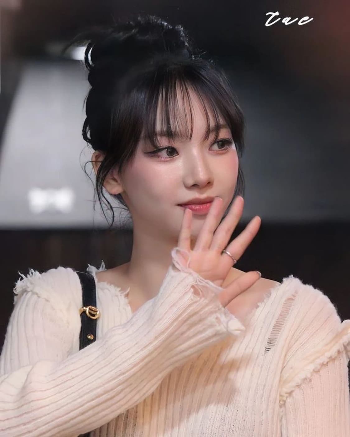 아델리오 데미지 브이넥 니트 아이보리 상품이미지2