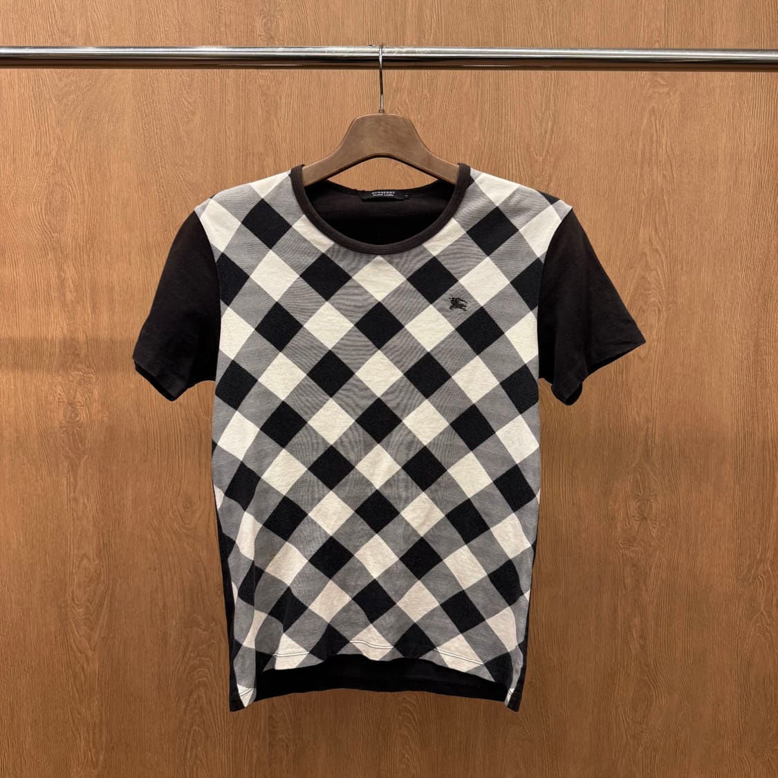 버버리 블랙라벨 체크 반팔 티셔츠 자수 로고 디테일 라운드넥 브라운 상품이미지2