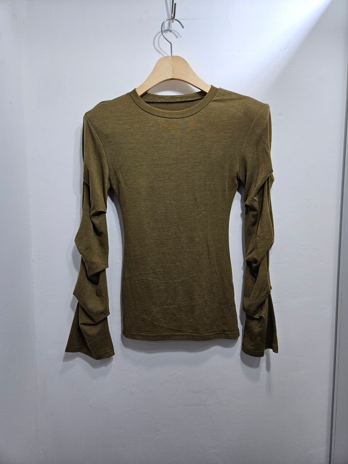 카키색 어깨패드 긴팔 셔링 티셔츠 [미사용] 상품이미지1