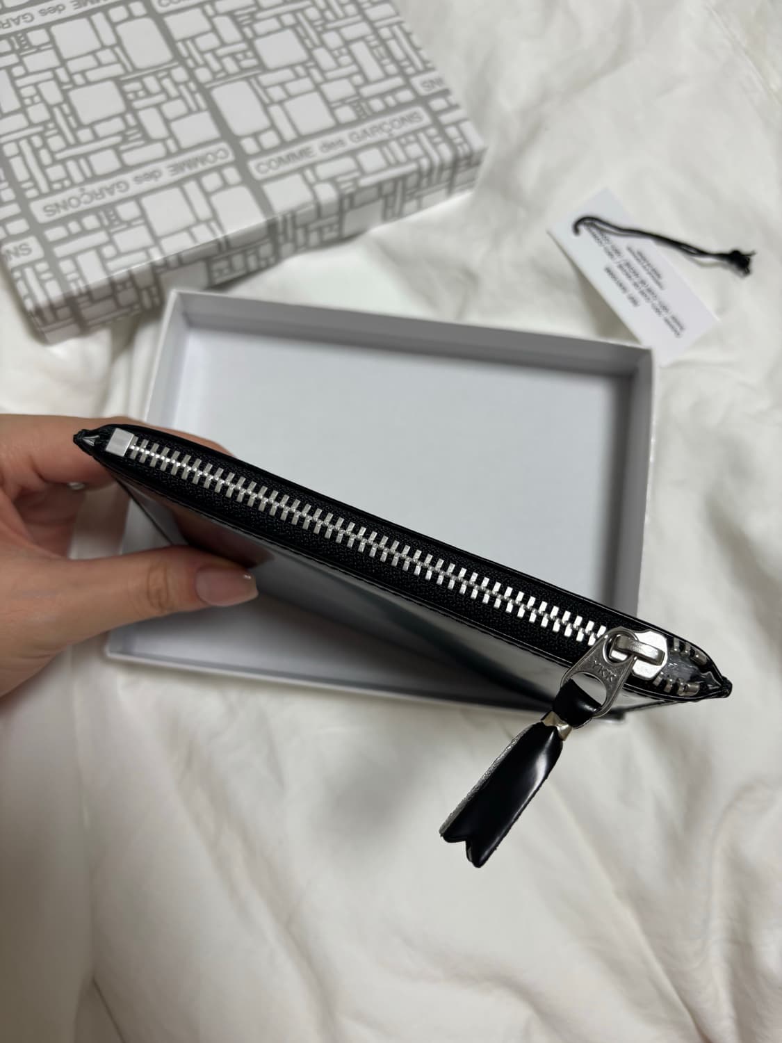 꼼데가르송 지갑 로고 엠보스드 지퍼 지갑 새상품 상품이미지3