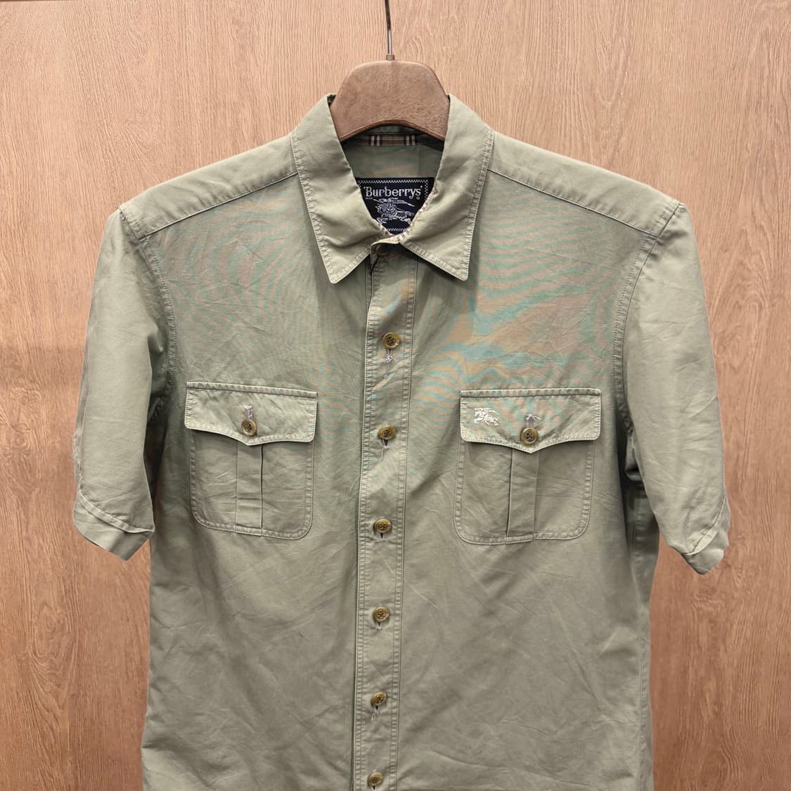 버버리 코튼 반팔 셔츠 플랩 포켓 로고 자수 디테일 레귤러핏 카키 상품이미지4