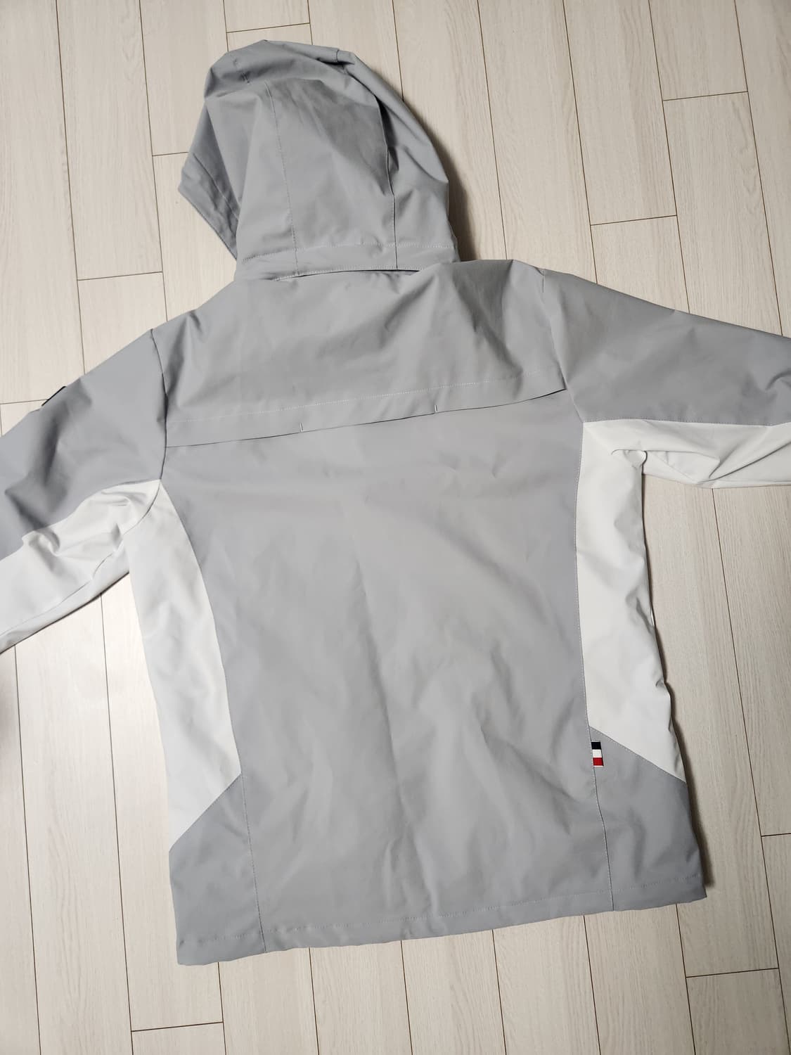 험멜 바람막이 사이즈100 (새상품급,미사용)

오염 하자 없이 깨끗해요 상품이미지10