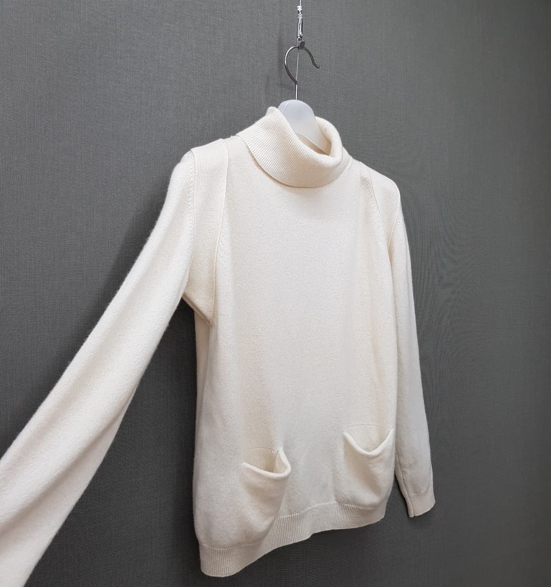 베르니스 캐시미어 100 아이보리 터틀넥 포켓 니트 XS사이즈 상품이미지3