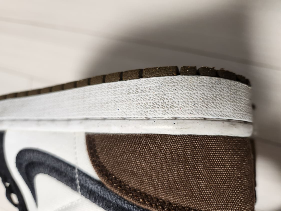 나이키 농구화 조던 1 미드 올리브 토 사이즈240

아웃솔 흰부분 생활 상품이미지5