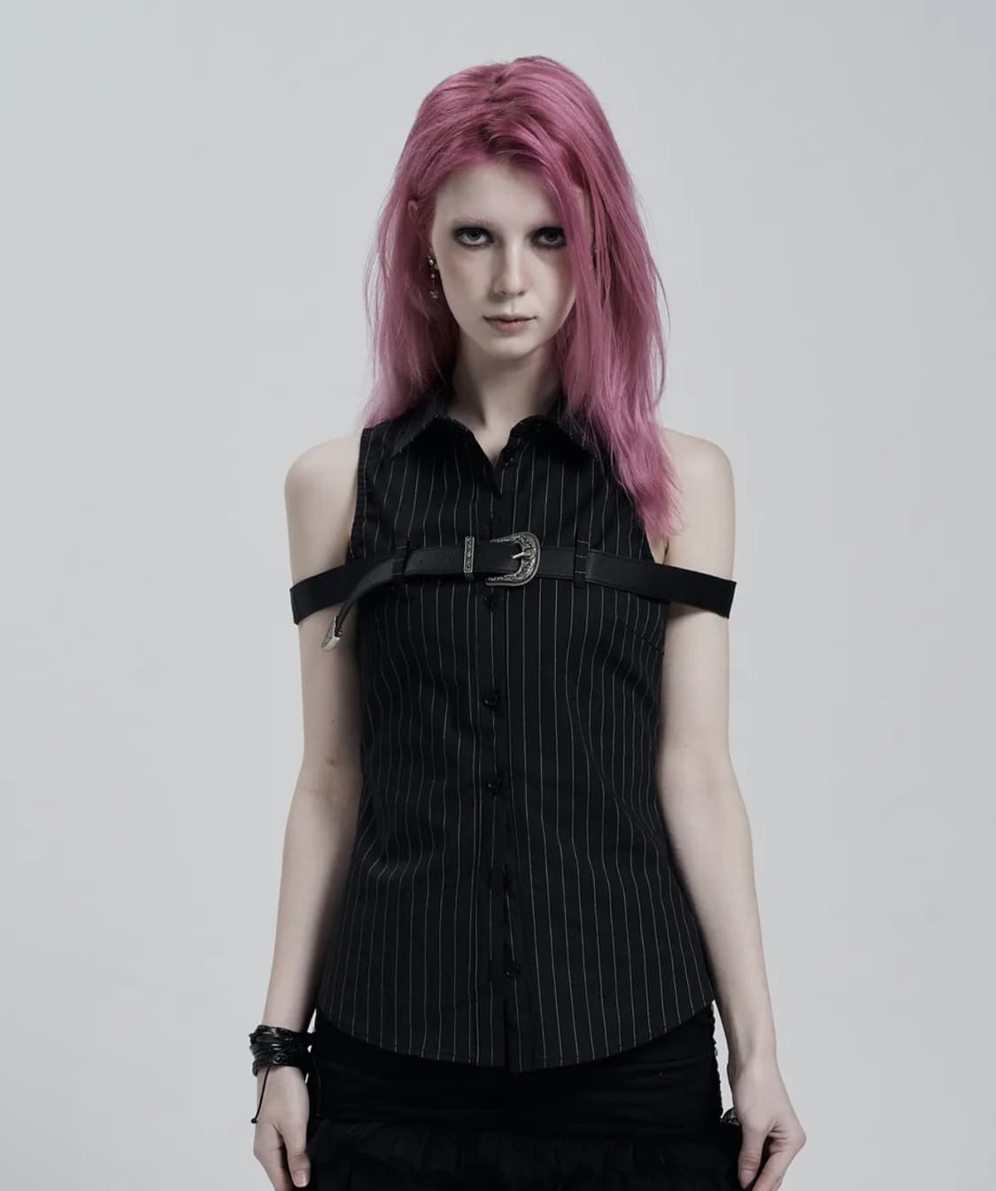 일리오 블랙 벨트 스트라이프 슬리브리스 셔츠 상품이미지1