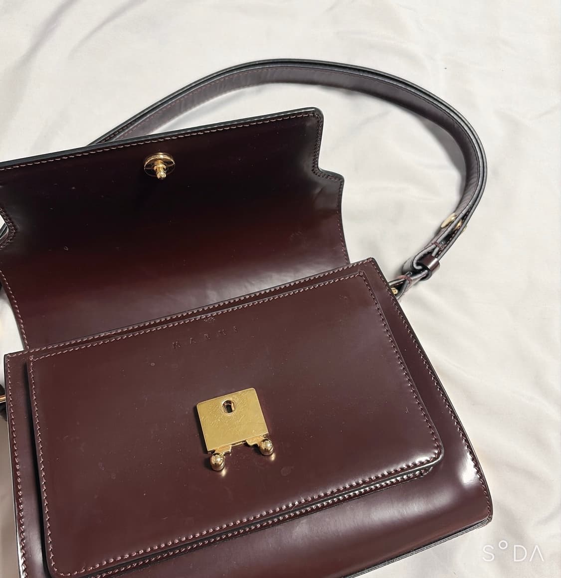 마르니 유광 레더 숄더백 와인 상품이미지6