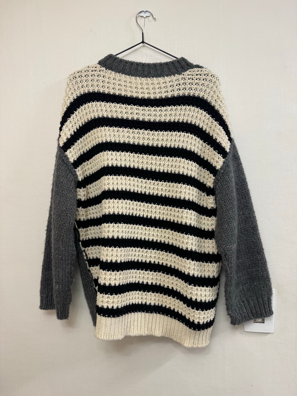 Open yy 그레이 오프 화이트 컷아웃 스웨터 상품이미지4