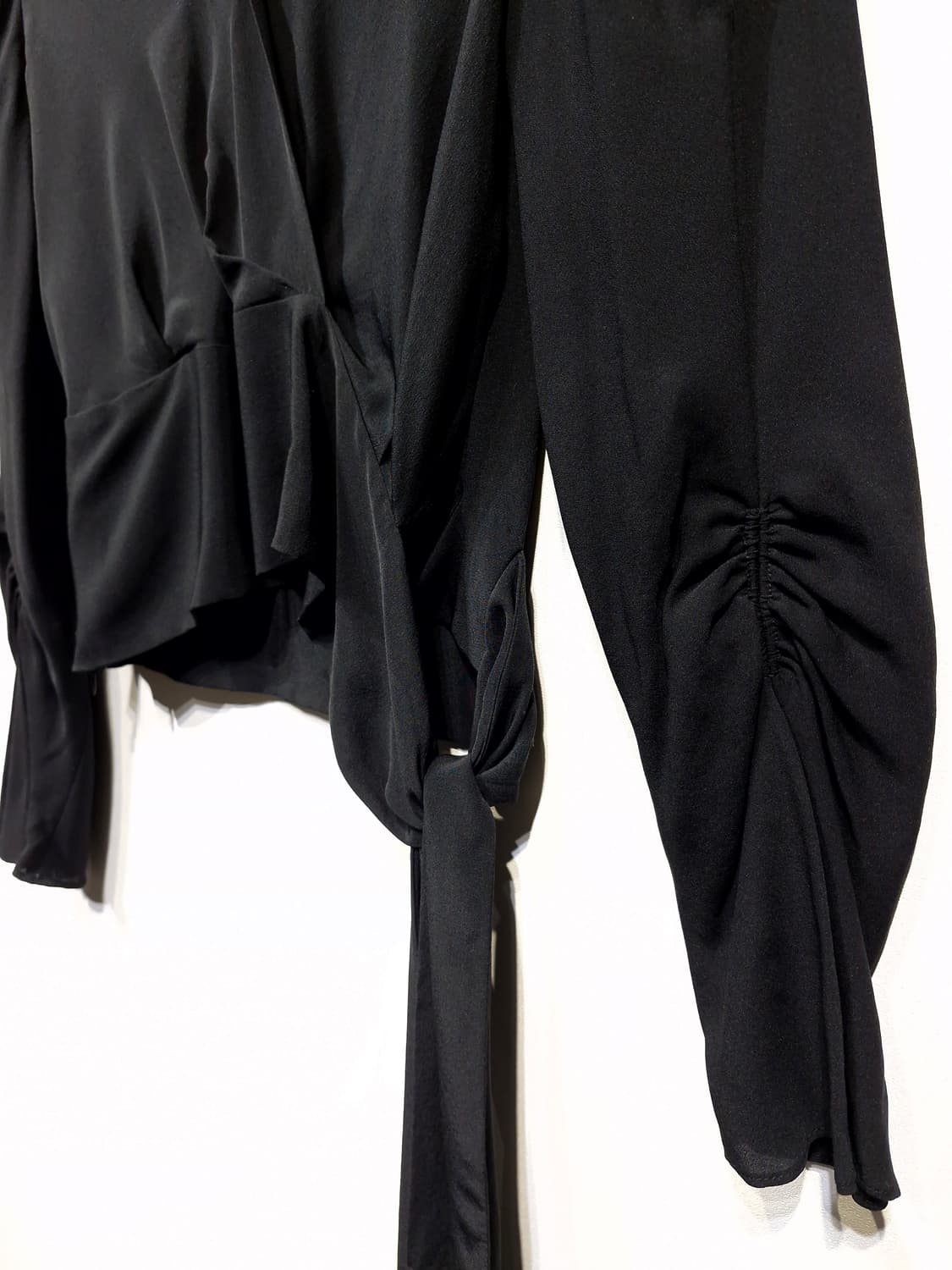 [새상품]3.1필립림 오픈 슬리브 실크 블라우스 상품이미지4