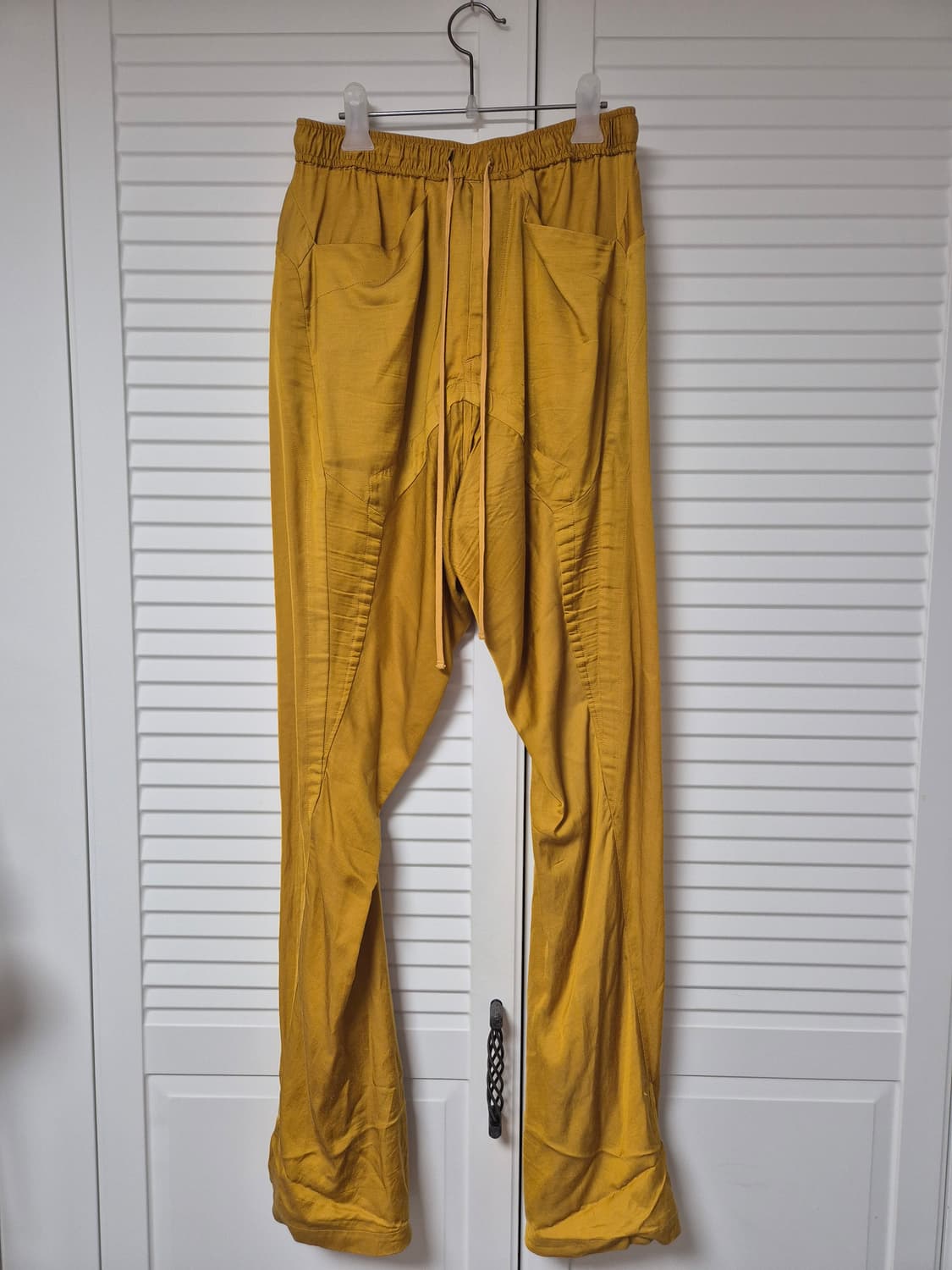 (2)율리우스 JULIUS 23SS 새틴 플레어 팬츠 옐로우 상품이미지2