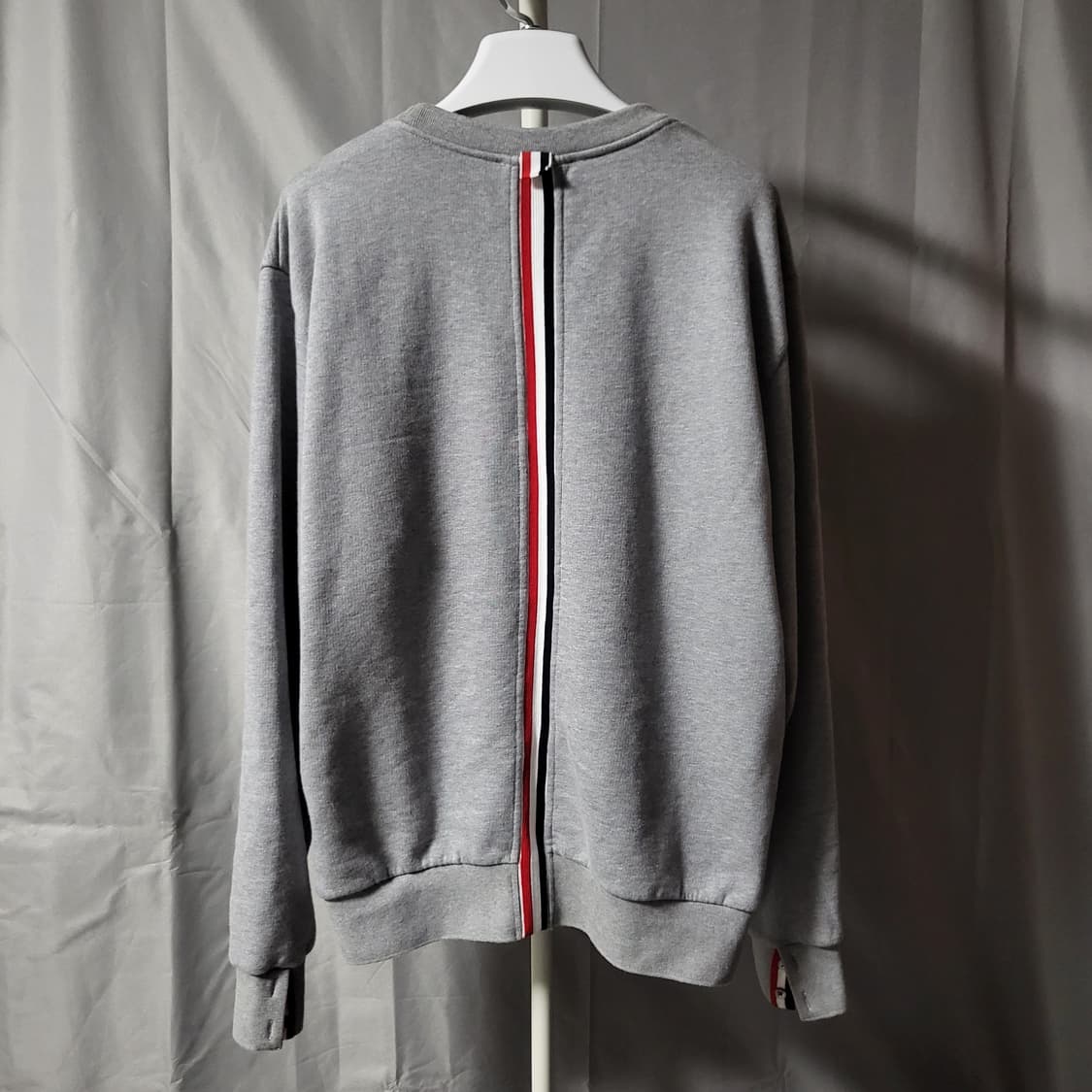 [새상품급]톰브라운 백삼선 맨투맨 4사이즈 그레이 상품이미지1