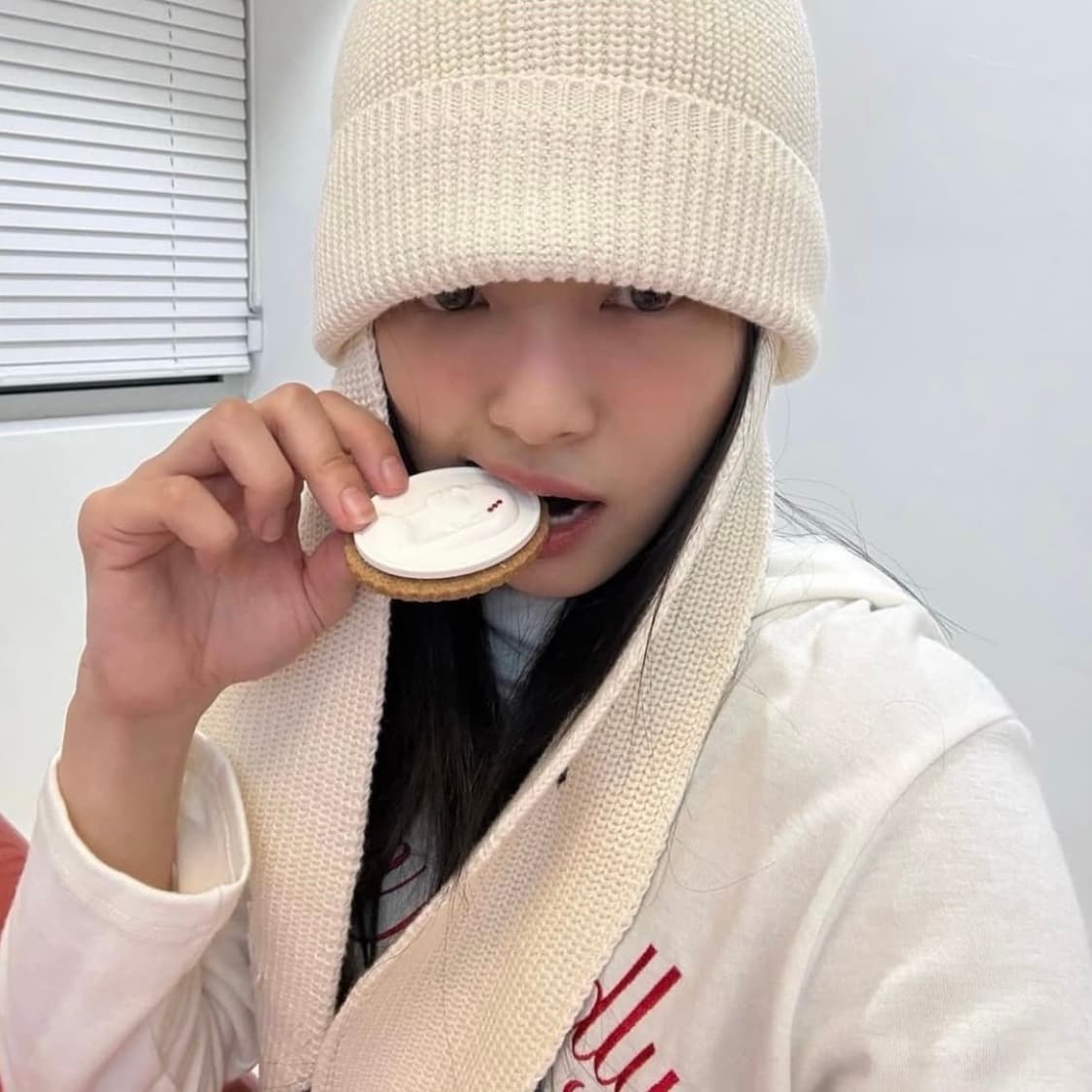 제니착용 open yy 비니 차콜 상품이미지2