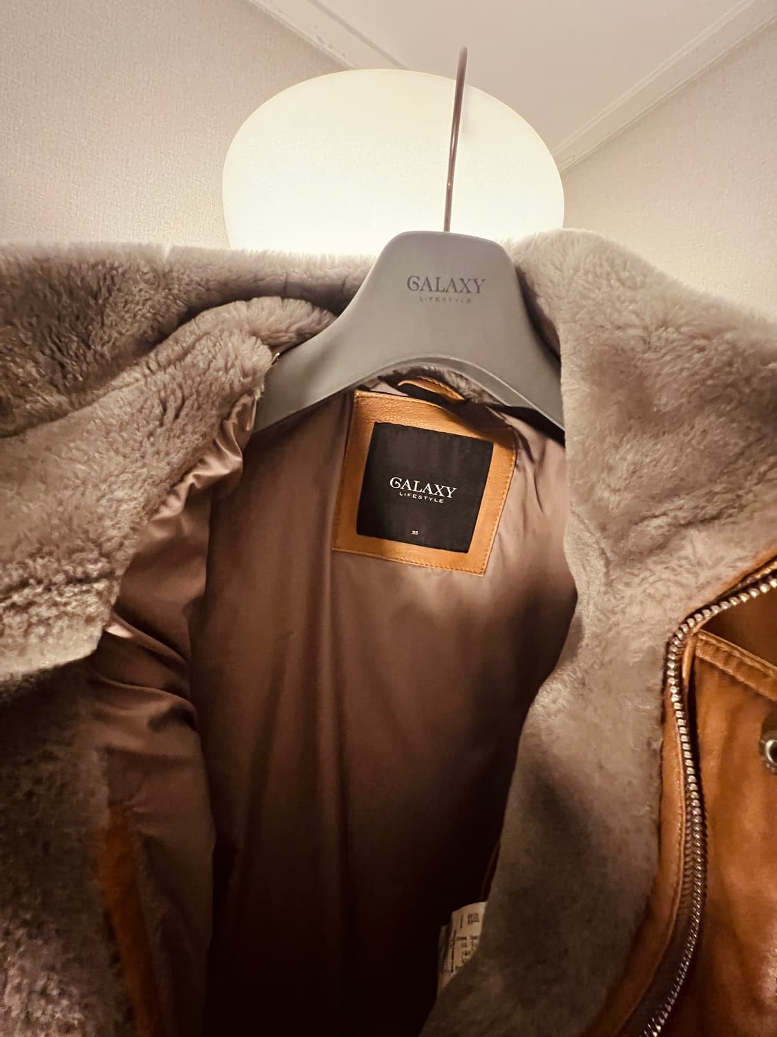 (완판모델) 갤럭시 라이프스타일 퀼팅 다운 가죽점퍼 브라운 95사이즈 상품이미지3