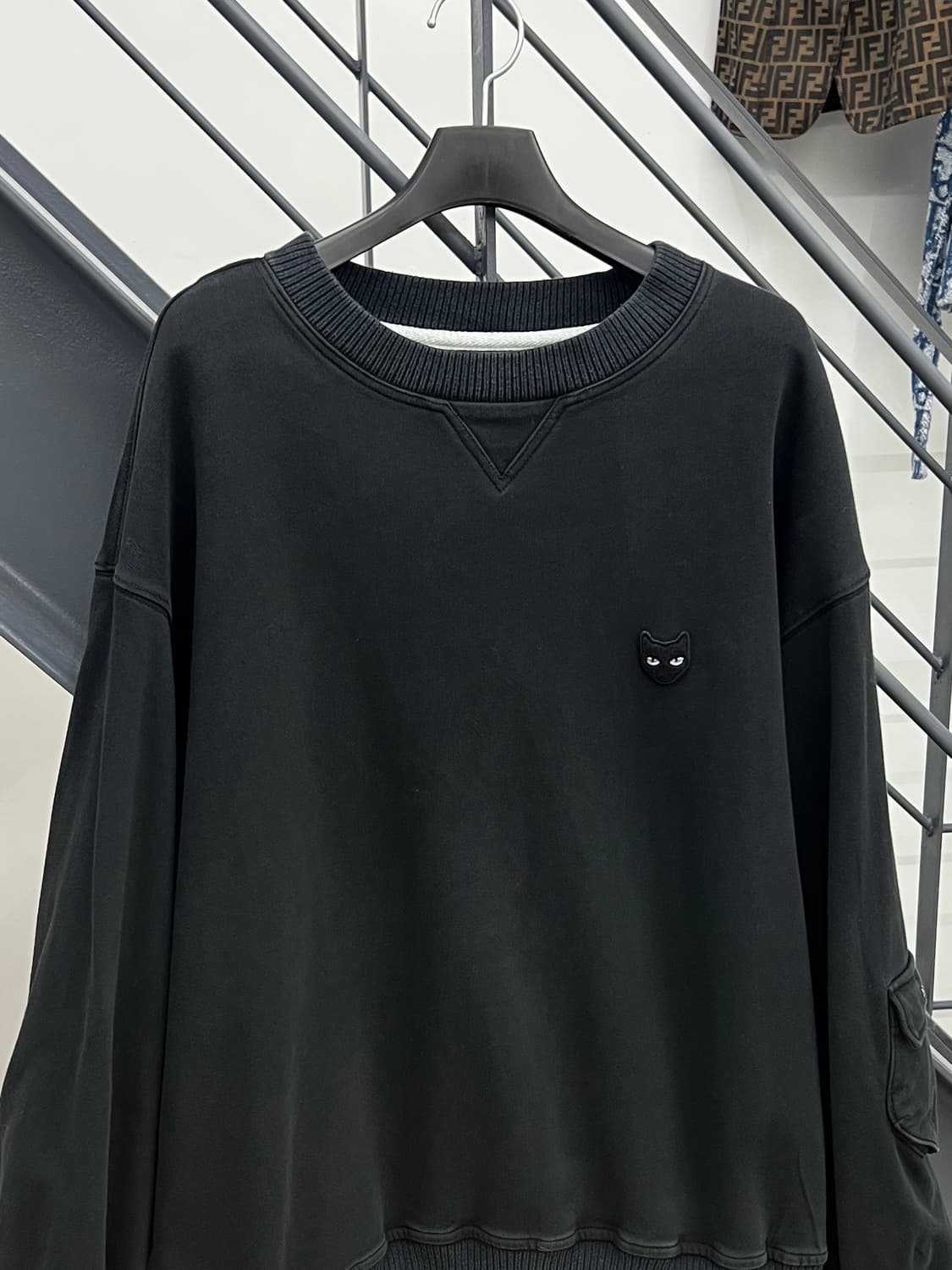 송지오 지제로 팬서 포켓 맨투맨 / 블랙 상품이미지2