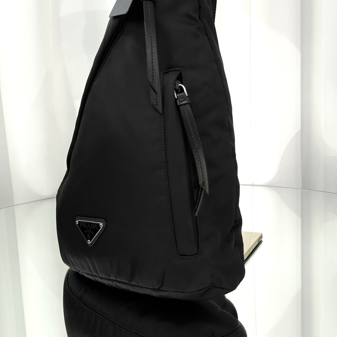 [새상품급/풀구성] 프라다 삼각로고 리나일론 레더 슬링백 상품이미지10