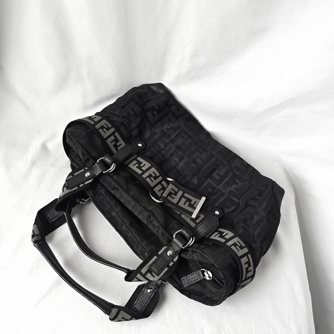 [정품 FENDI] 펜디 블랙 주카 토트백 상품이미지3