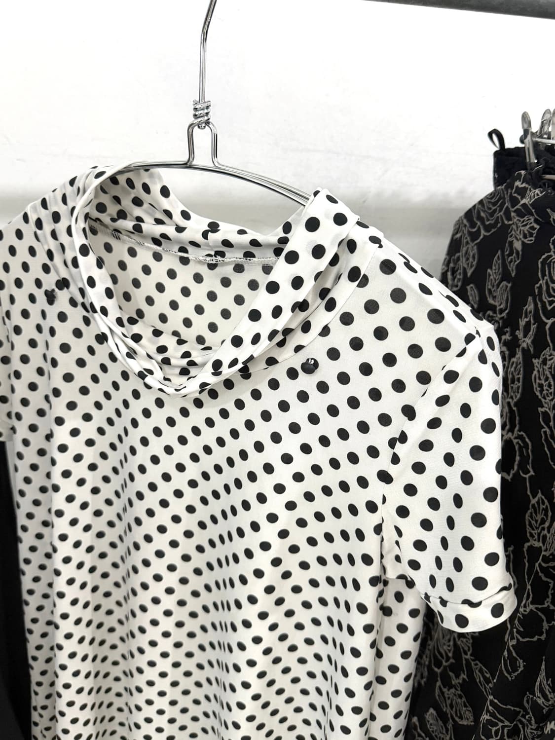 Black & White Dot Cowl Neck Top 상품이미지9