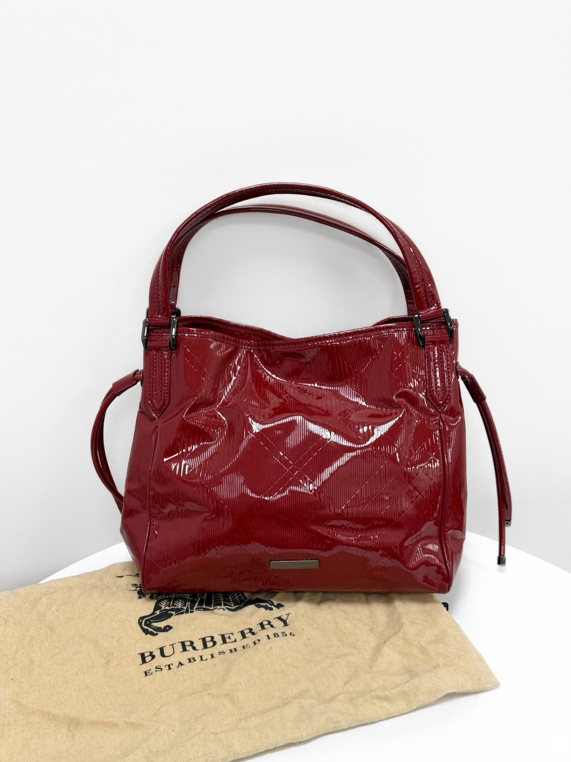 버버리 페이턴트 체크 엠보싱 숄더백 상품이미지1