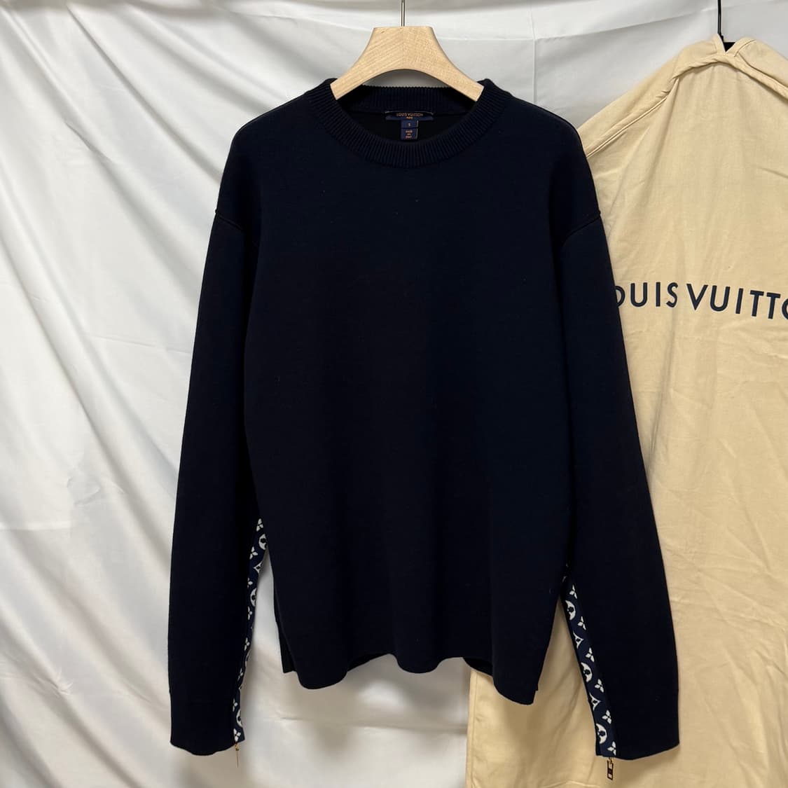 [S+급/S] 루이비통 블루 오픈 슬리브 라운지웨어 모노그램 여성 니트 상품이미지1