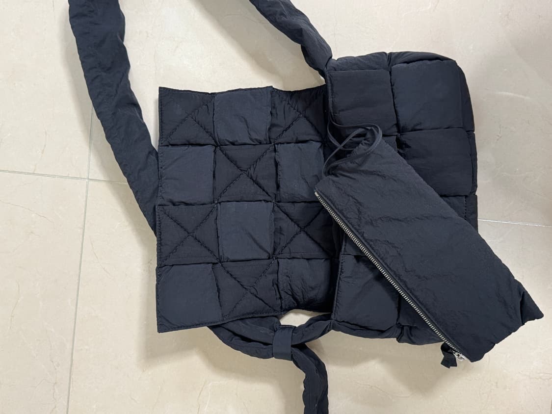 보테가베네타 패디드 테크 카세트백 블랙색상 판매합니다. 상품이미지4