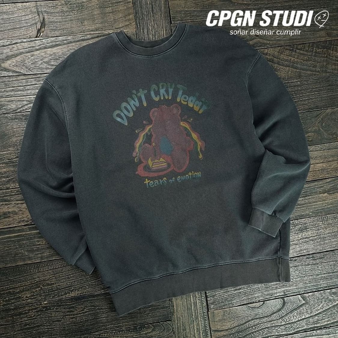 [꼼파뇨] 그래픽 프린팅 빈티지 워시드 오버핏 맨투맨 챠콜 M19303 상품이미지1