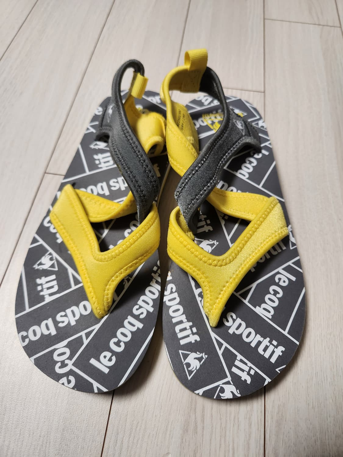 새상품) 르꼬끄 여성 샌들 사이즈240

한번도 안신었어요 240은 타이 상품이미지2