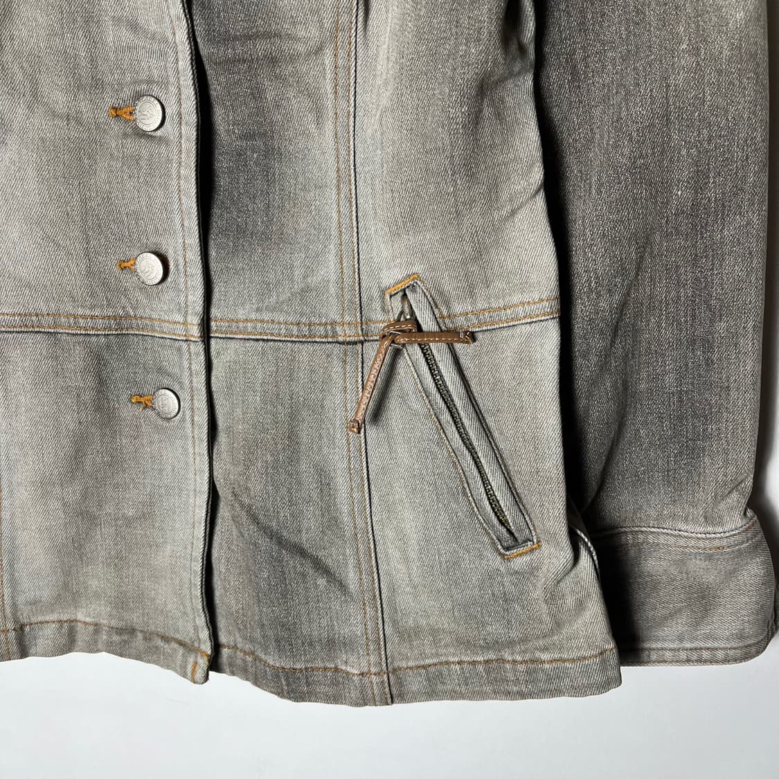 [Burberry] 버버리 블루라벨 워싱 미디 데님자켓 상품이미지4