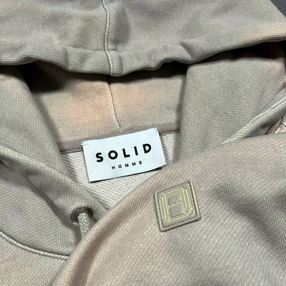 솔리드옴므 21SS 백로고 그레이 후드티 상품이미지4