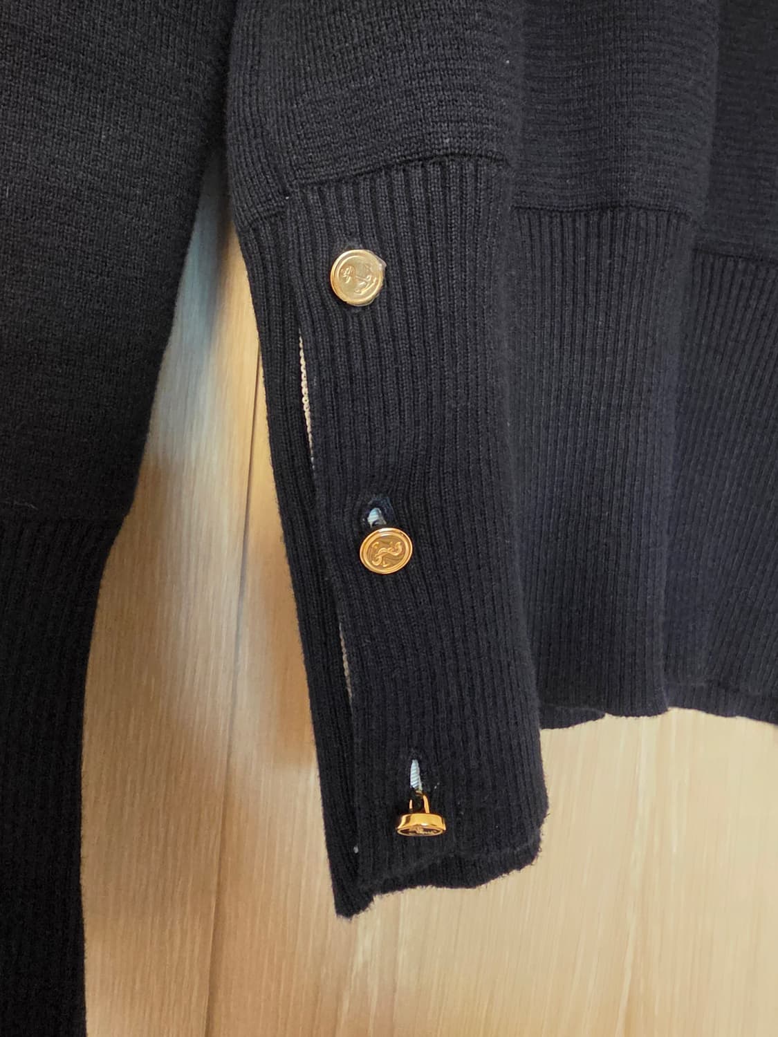 [40사이즈] 톰브라운 밀라노스티치 3버튼 여성 니트 네이비 상품이미지2