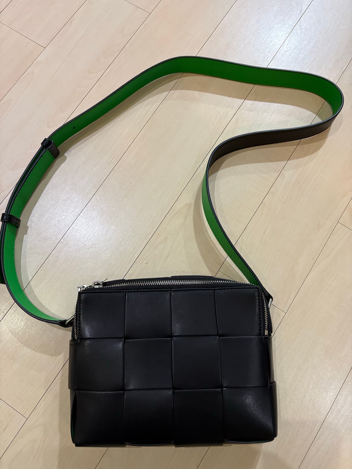 보테가베네타 블랙 패러킷 카세트 카메라 백 730027 V29E0 109 상품이미지1