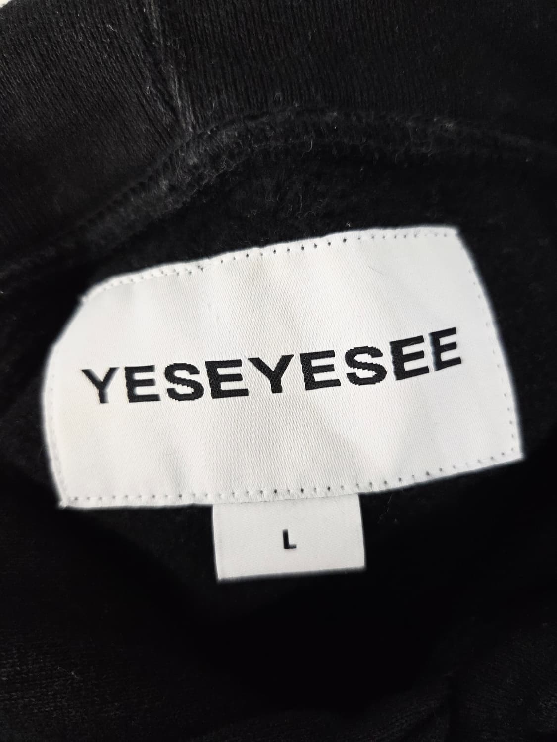 예스아이씨(YESEYESEE) 부클 로고 블랙 후드티 상품이미지7