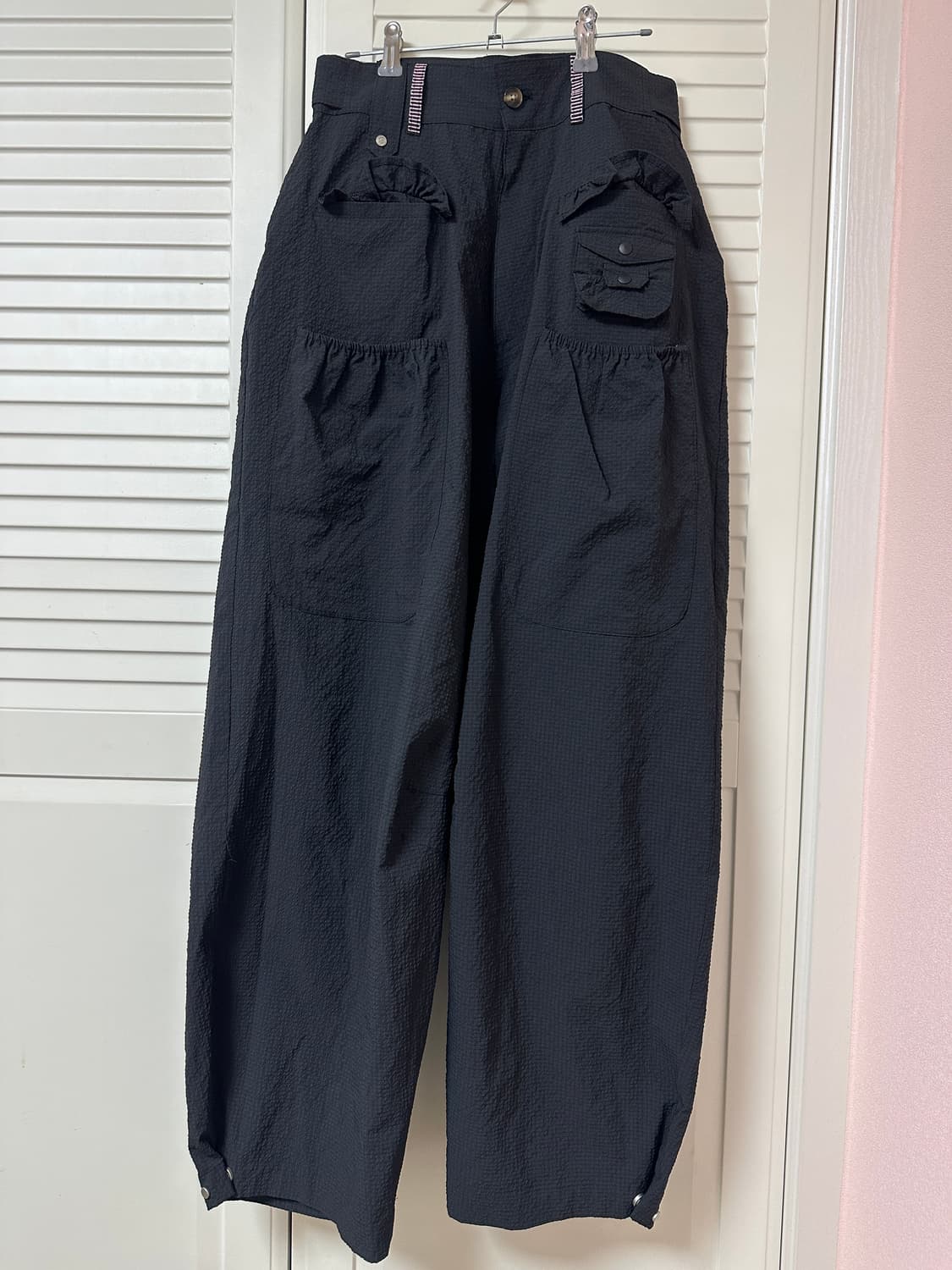 WXP042 사키 프릴 시어서커 와이드 팬츠 (BLACK) 상품이미지1