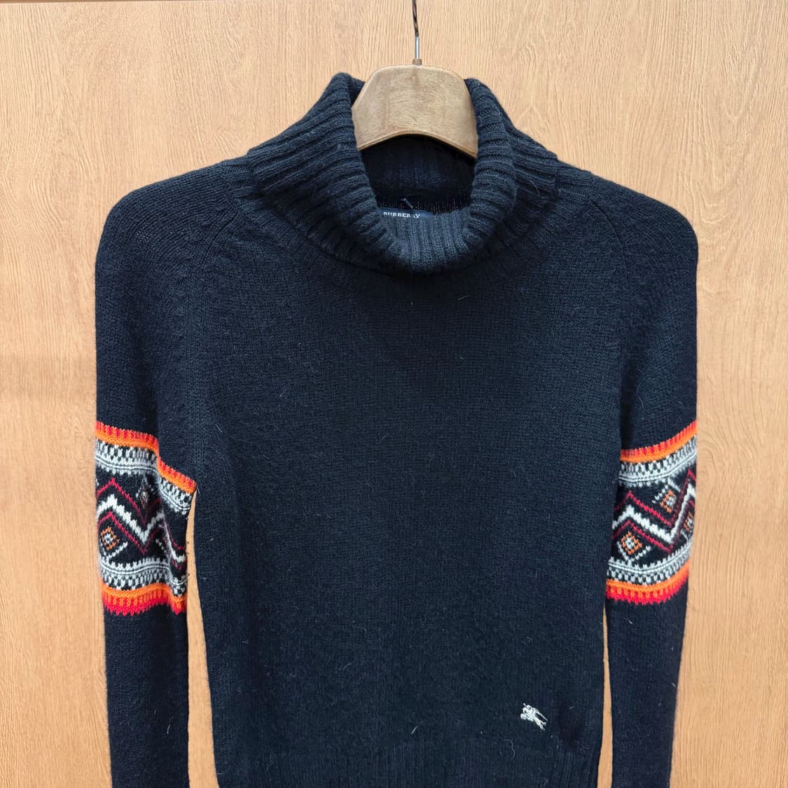 버버리 런던 터틀넥 니트 로고 자수 슬리브  자카드 패턴 레귤러핏 블랙 상품이미지3