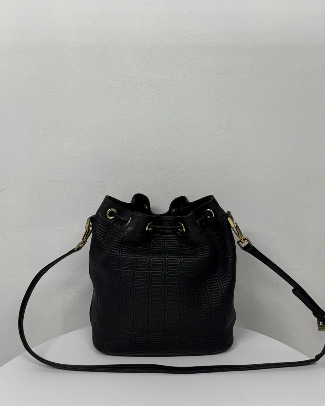 발렌시아가 BB 모노그램 버킷 복조리 크로스 백 상품이미지4