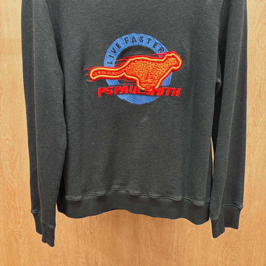 폴스미스 코튼 긴팔 맨투맨 치타 아트워크 자수 패치 디테일 레귤러핏 블랙 상품이미지5