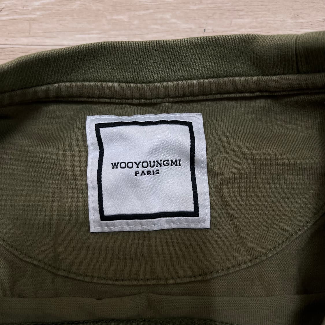 우영미 스퀘어 자수 로고 와펜 반팔티셔츠 [카키] 48 상품이미지5