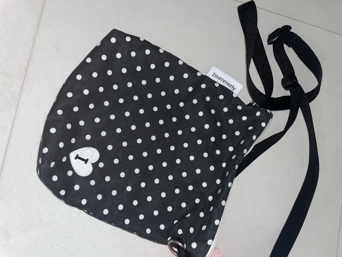아이썸머리 코이 크로스백 블랙 도트 가방 상품이미지3
