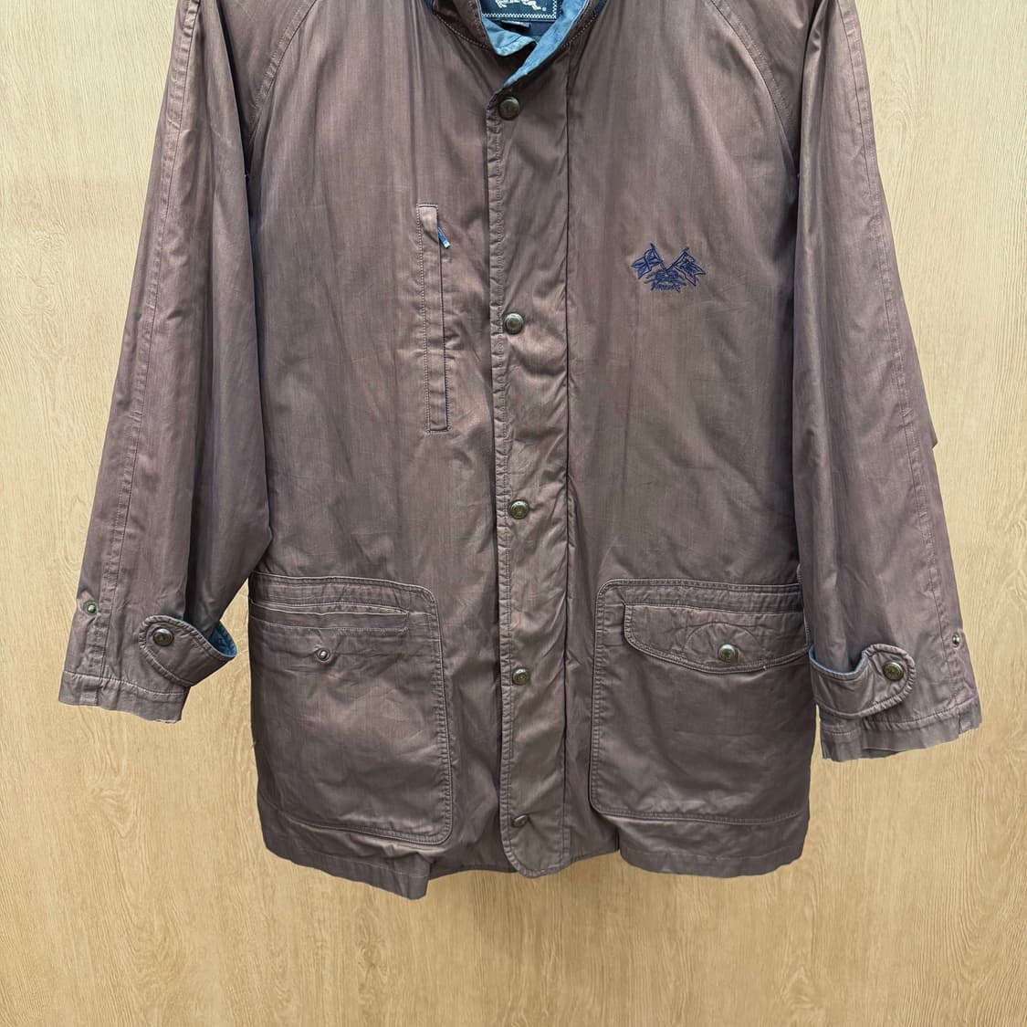 버버리 하이넥 야상 점퍼 로고 자수 소매 스트랩 디테일 레귤러핏 와인 상품이미지5