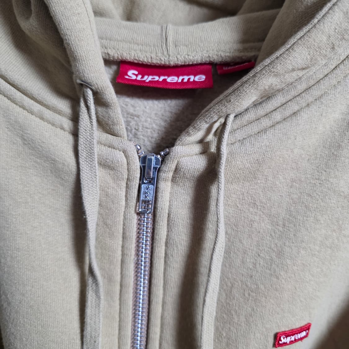 슈프림 스몰 박스 집업 후드 스웨트셔츠 다크 탄 - 24FW L사이즈 상품이미지3