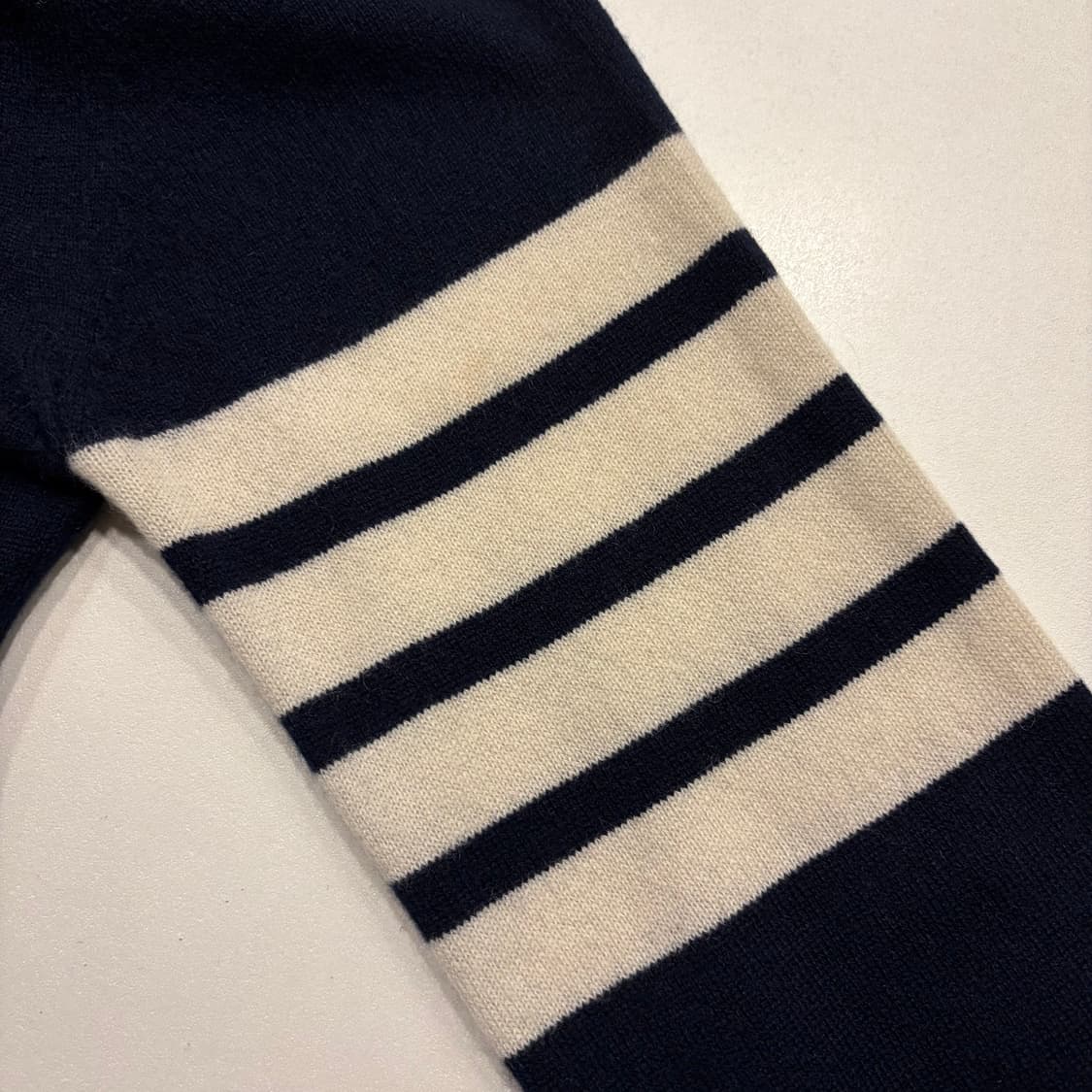 [46] 톰브라운 우먼 캐시미어 네이비 니트 4선 완장 B700 상품이미지5