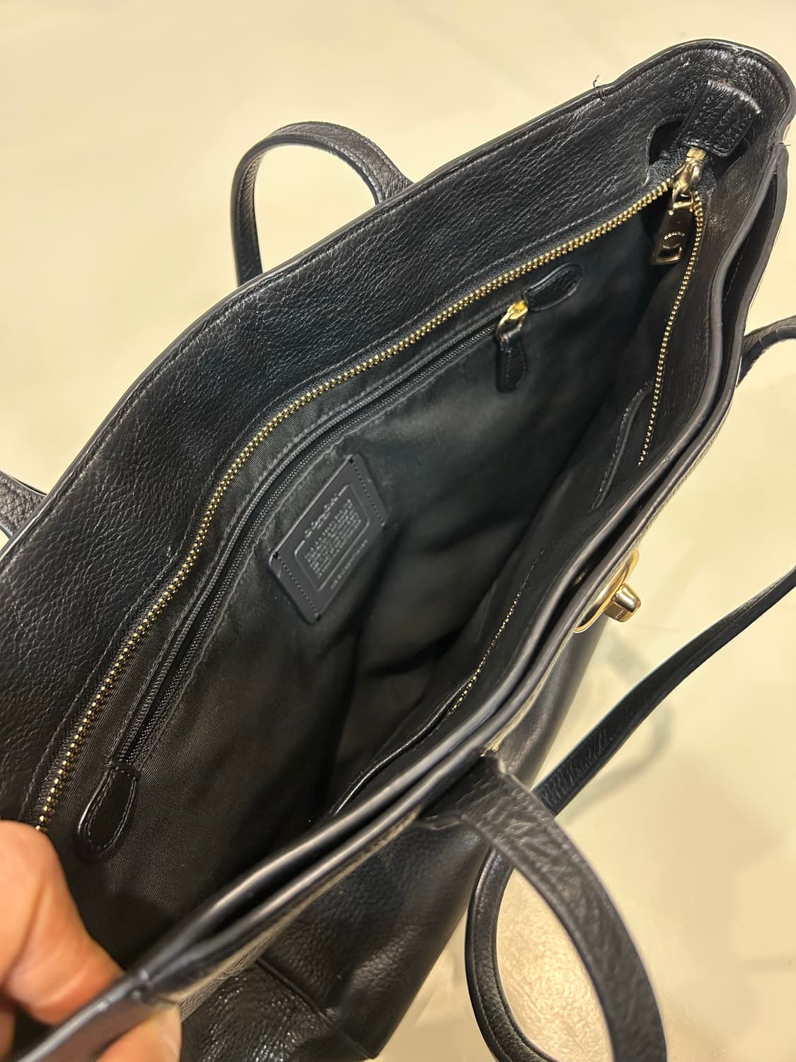 코치 블랙 가죽 숄더백 상품이미지6