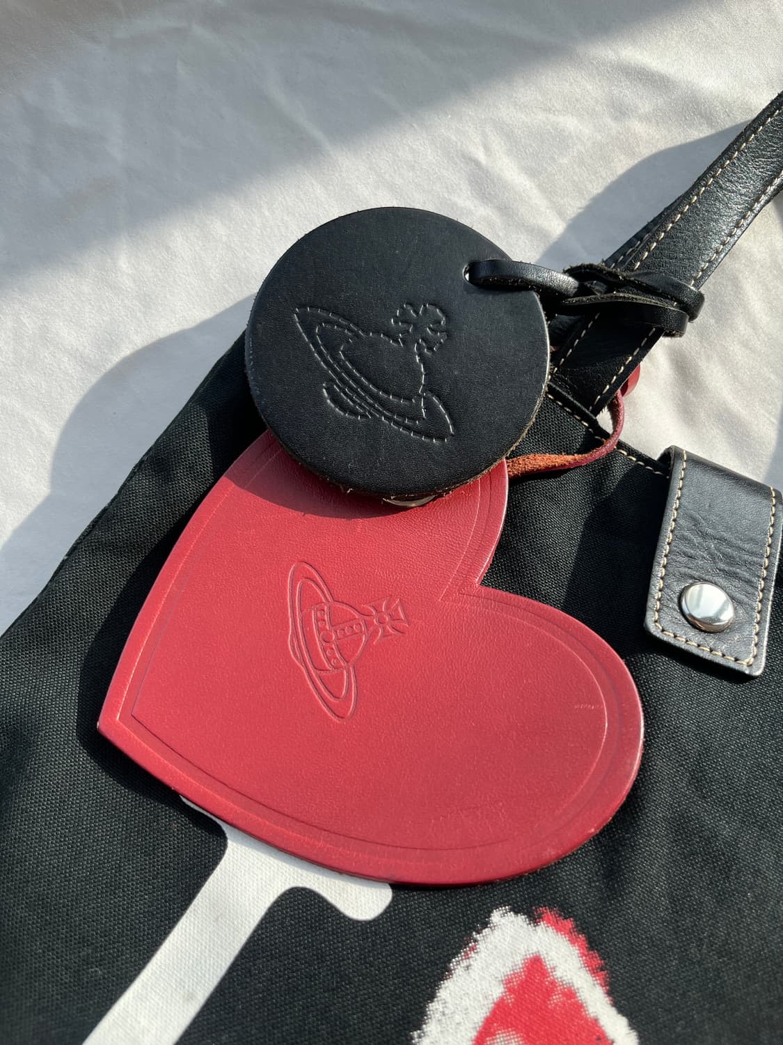 비비안 웨스트우드 하트 오브 로고 가죽 참 스트랩 I♡CRAP 토트 백 상품이미지3