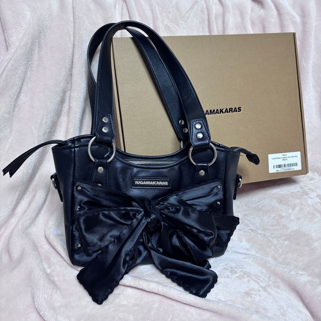 (박스포함)이우가마카라스 레이스 리본 레더 숄더백 (Black) 상품이미지1