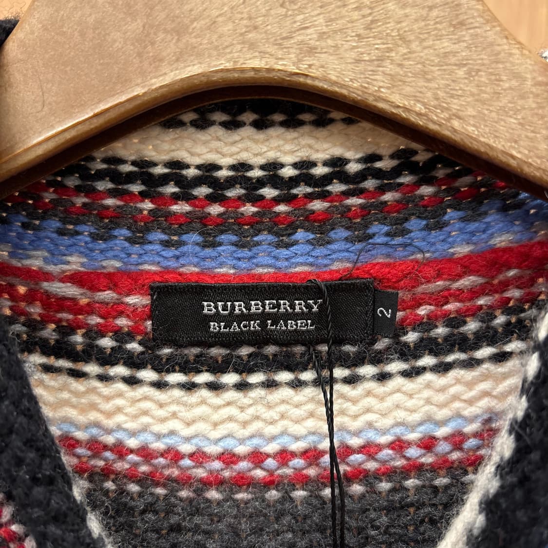 버버리 블랙 라벨 하프넥 니트 멀티 스트라이프 패턴 디테일 블루 레드 상품이미지6
