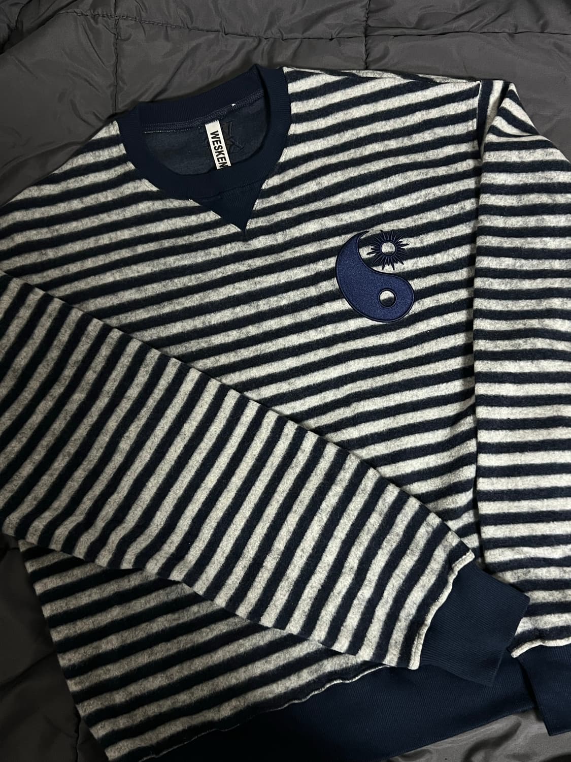 [2] 웨스켄 스트라이프 인양 엠브로이드 맨투맨(네이비) 상품이미지1
