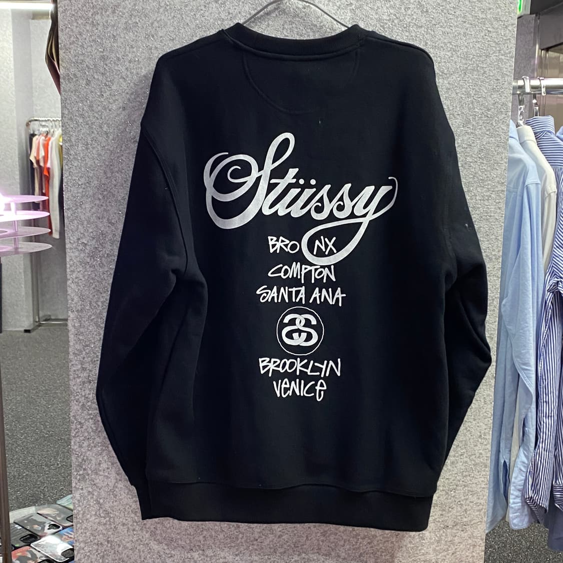 스투시 월드투어 빅로고 블랙 맨투맨 B3125 상품이미지1